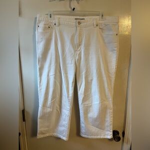 LIKE NEW Chico’s Platinum White Cropped Jeans (3/XL) 🤍